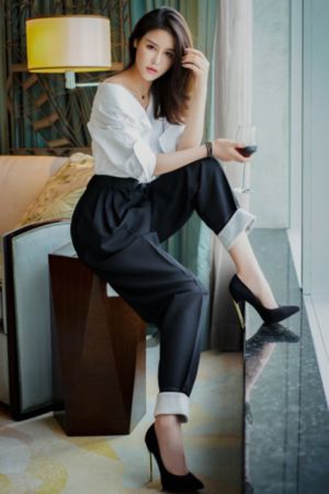 紧身裙女教师AVHD101_高清无删减在线观看